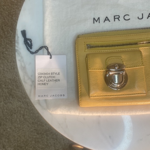 COPY - Marc Jacobs Zip Clutch 100% Calf Leather “Honey” Color - Picture 2 of 7